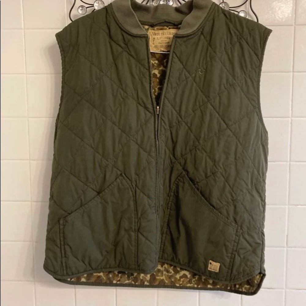 True Religion Men Quilted  Olive Camo Vest Size 2XL is in very good condition.